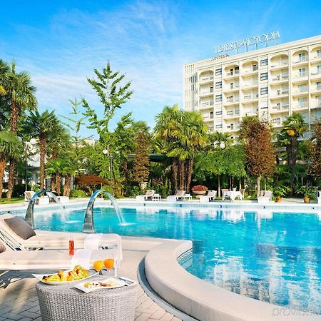 그랜드 호텔 트리에스테 앤 빅토리아 아바노테르메 외부 사진 The hotel's swimming pool