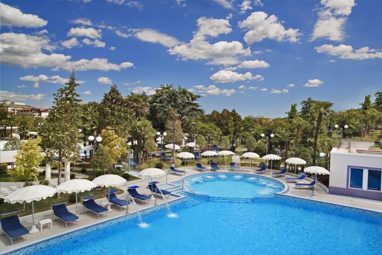 그랜드 호텔 트리에스테 앤 빅토리아 아바노테르메 외부 사진 The swimming pool at the hotel