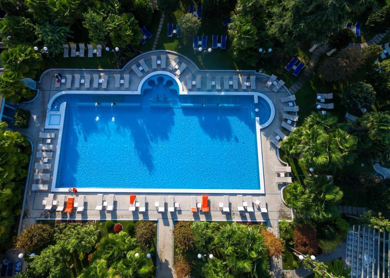 그랜드 호텔 트리에스테 앤 빅토리아 아바노테르메 외부 사진 Aerial view of the swimming pool
