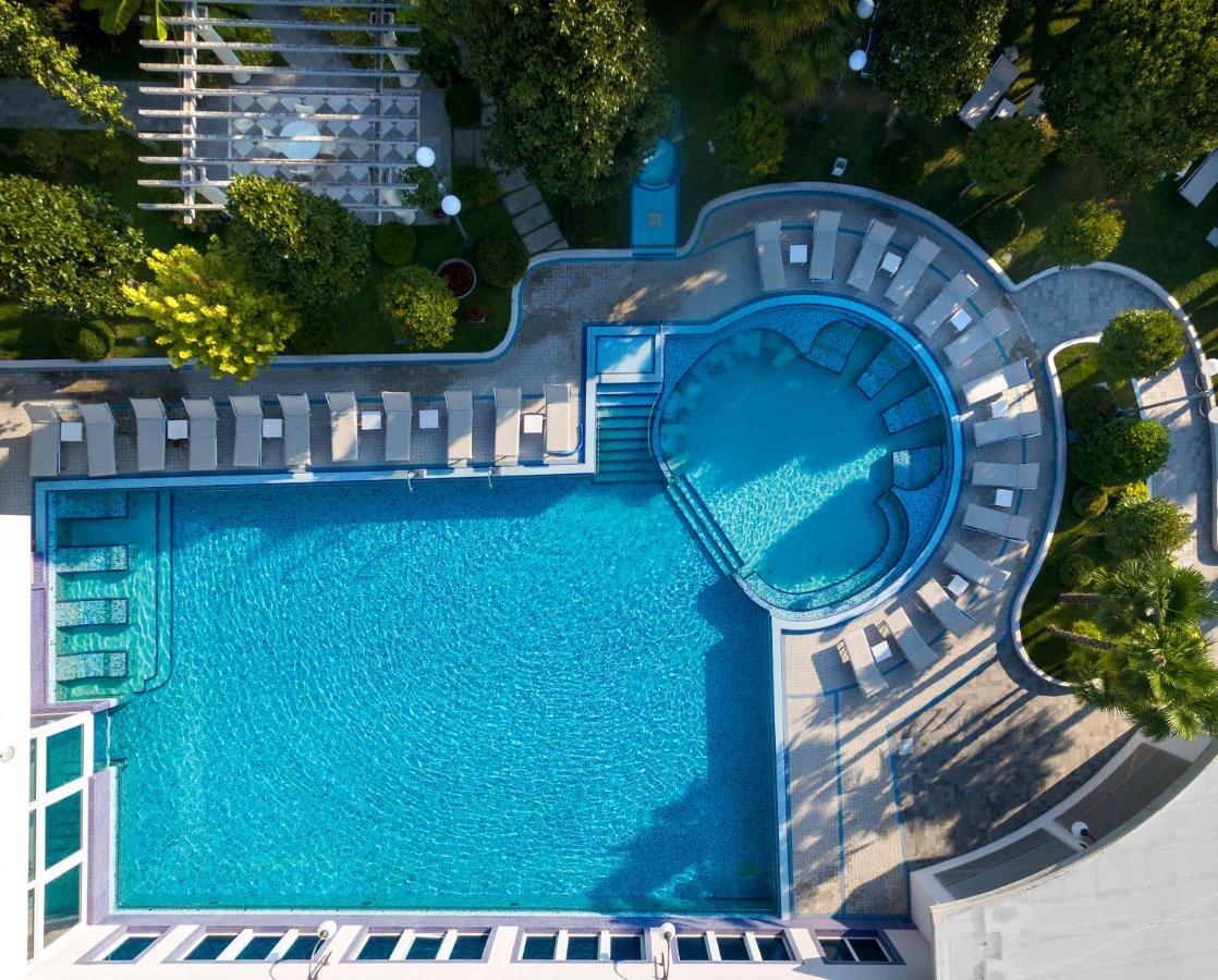 그랜드 호텔 트리에스테 앤 빅토리아 아바노테르메 외부 사진 Aerial view of the pool