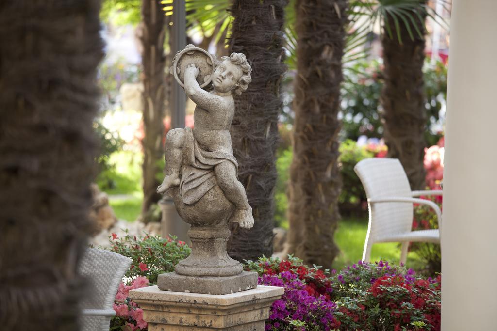 그랜드 호텔 트리에스테 앤 빅토리아 아바노테르메 외부 사진 A statue in the garden