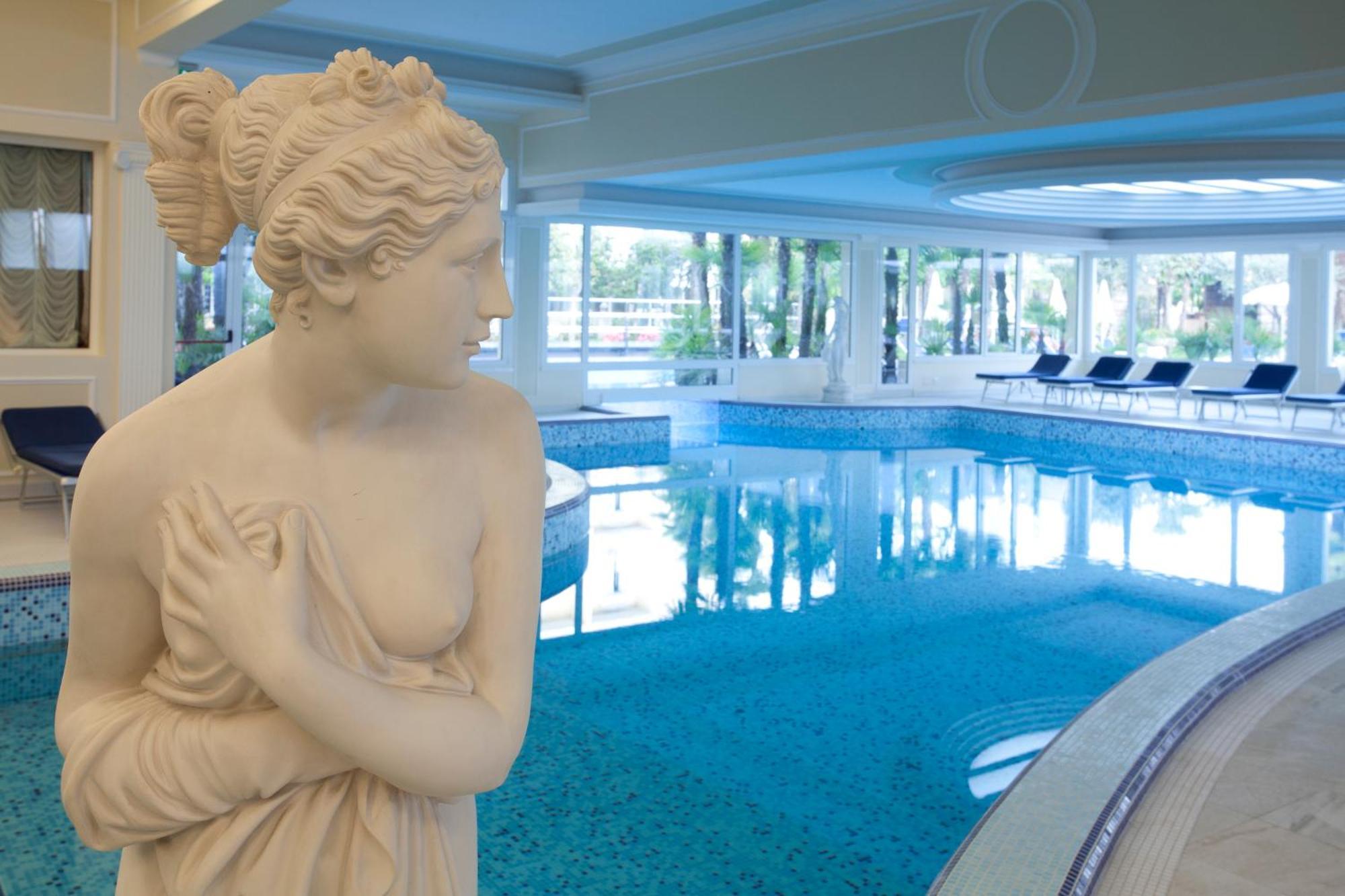 그랜드 호텔 트리에스테 앤 빅토리아 아바노테르메 외부 사진 The indoor pool at the hotel