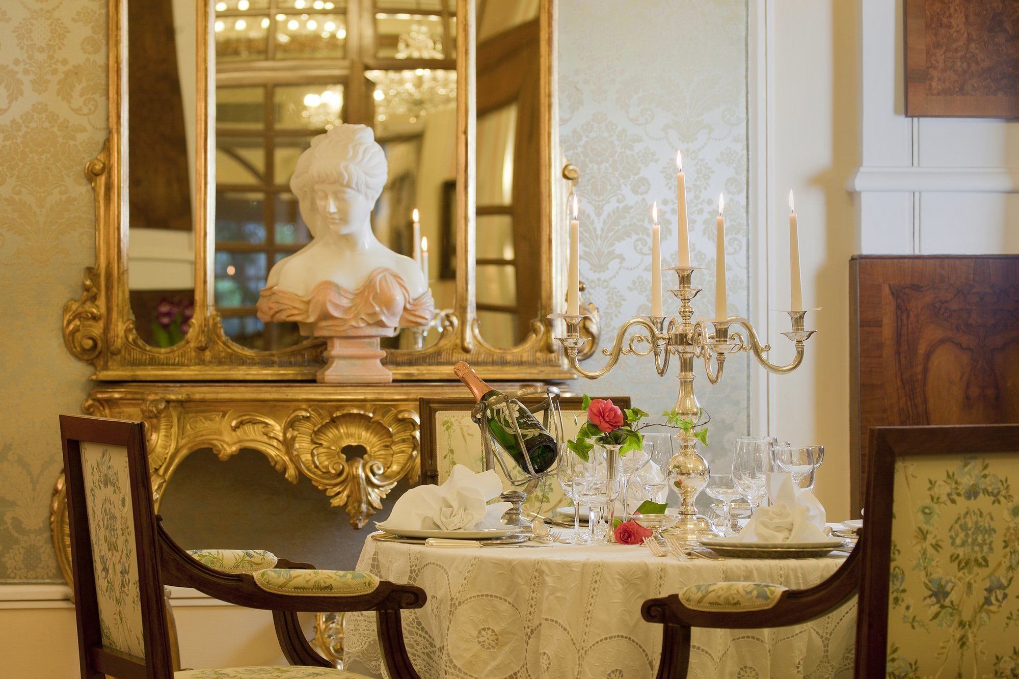 그랜드 호텔 트리에스테 앤 빅토리아 아바노테르메 레스토랑 사진 A table set for afternoon tea at the Imperial Hotel, Vienna