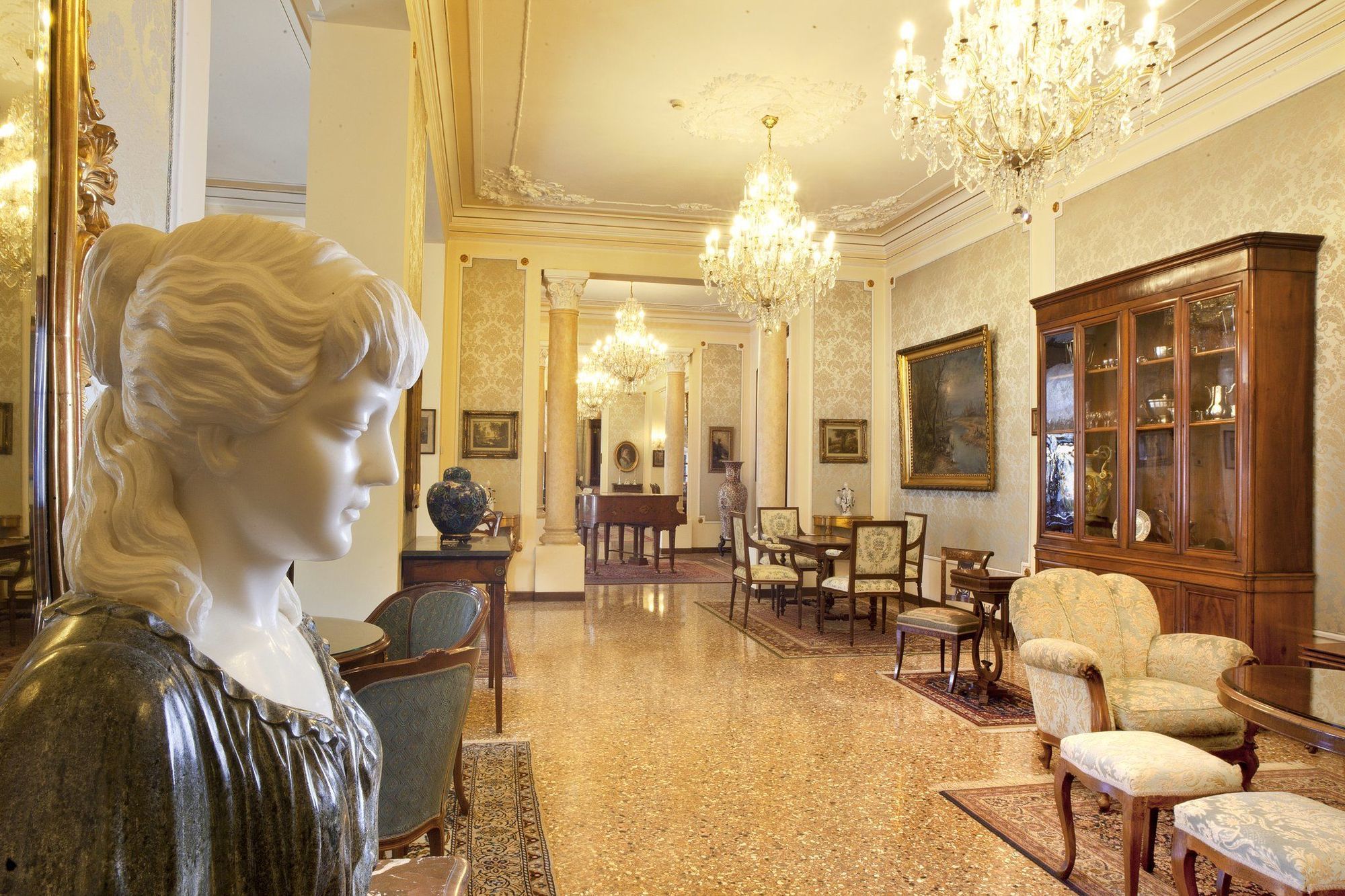 그랜드 호텔 트리에스테 앤 빅토리아 아바노테르메 외부 사진 The interior of the Academy