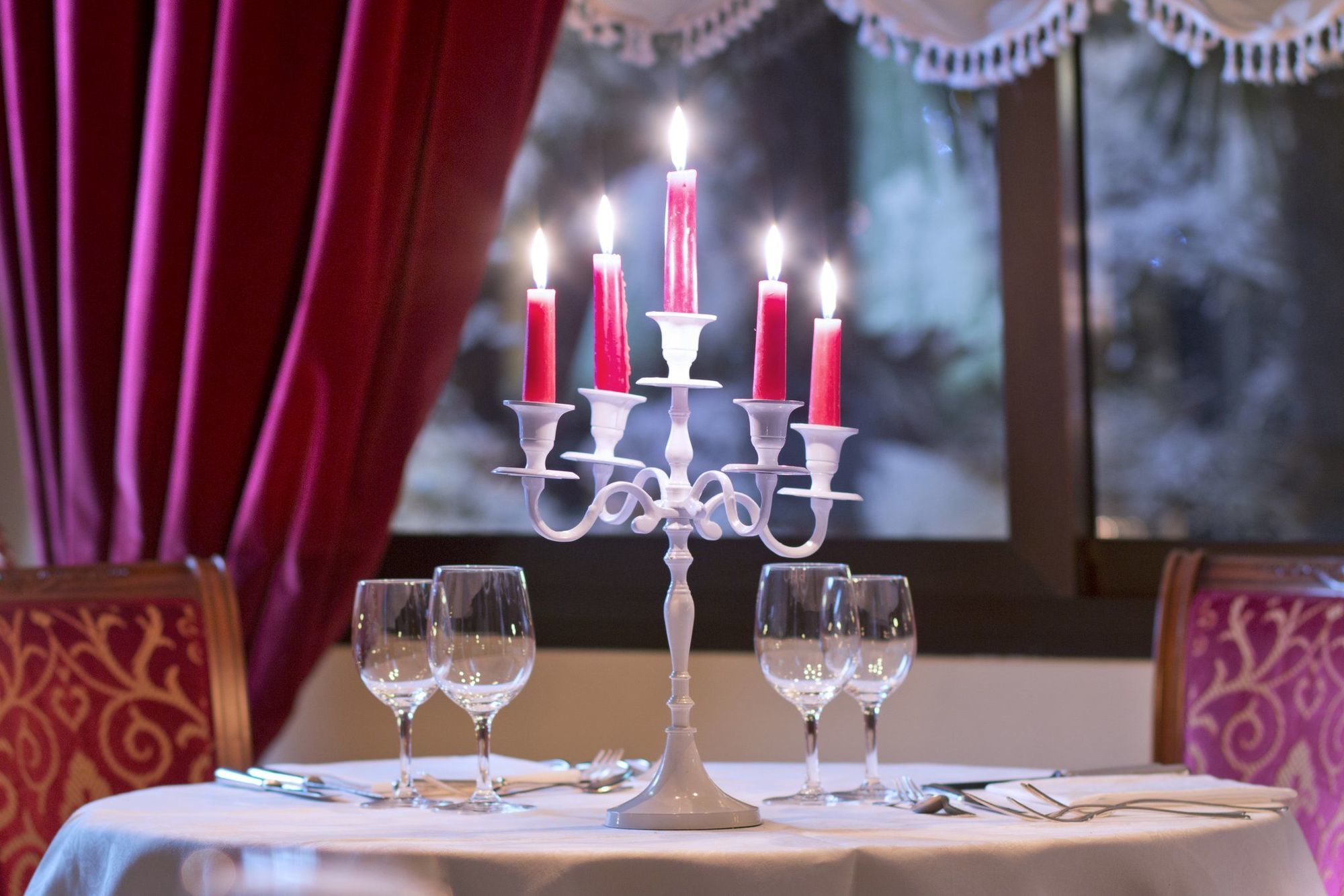 그랜드 호텔 트리에스테 앤 빅토리아 아바노테르메 레스토랑 사진 A candelabra with five candle holders