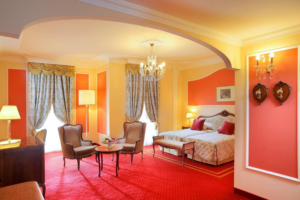 그랜드 호텔 트리에스테 앤 빅토리아 아바노테르메 외부 사진 A suite at the Hotel de Crillon