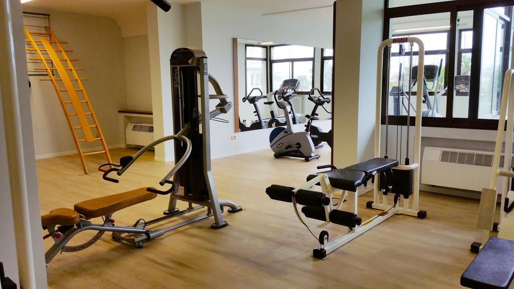 그랜드 호텔 트리에스테 앤 빅토리아 아바노테르메 외부 사진 A gym in a hotel