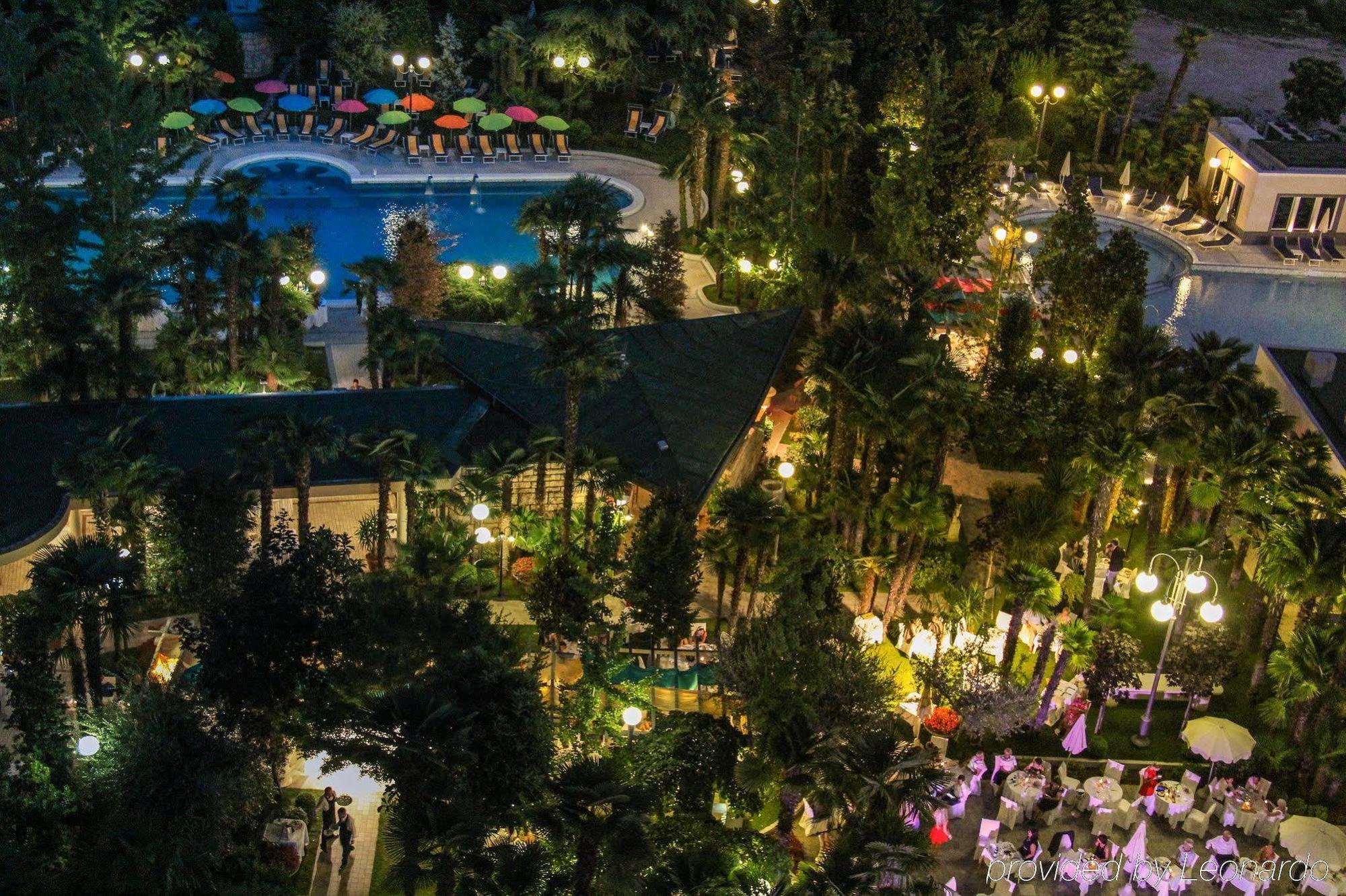 그랜드 호텔 트리에스테 앤 빅토리아 아바노테르메 외부 사진 The resort at night