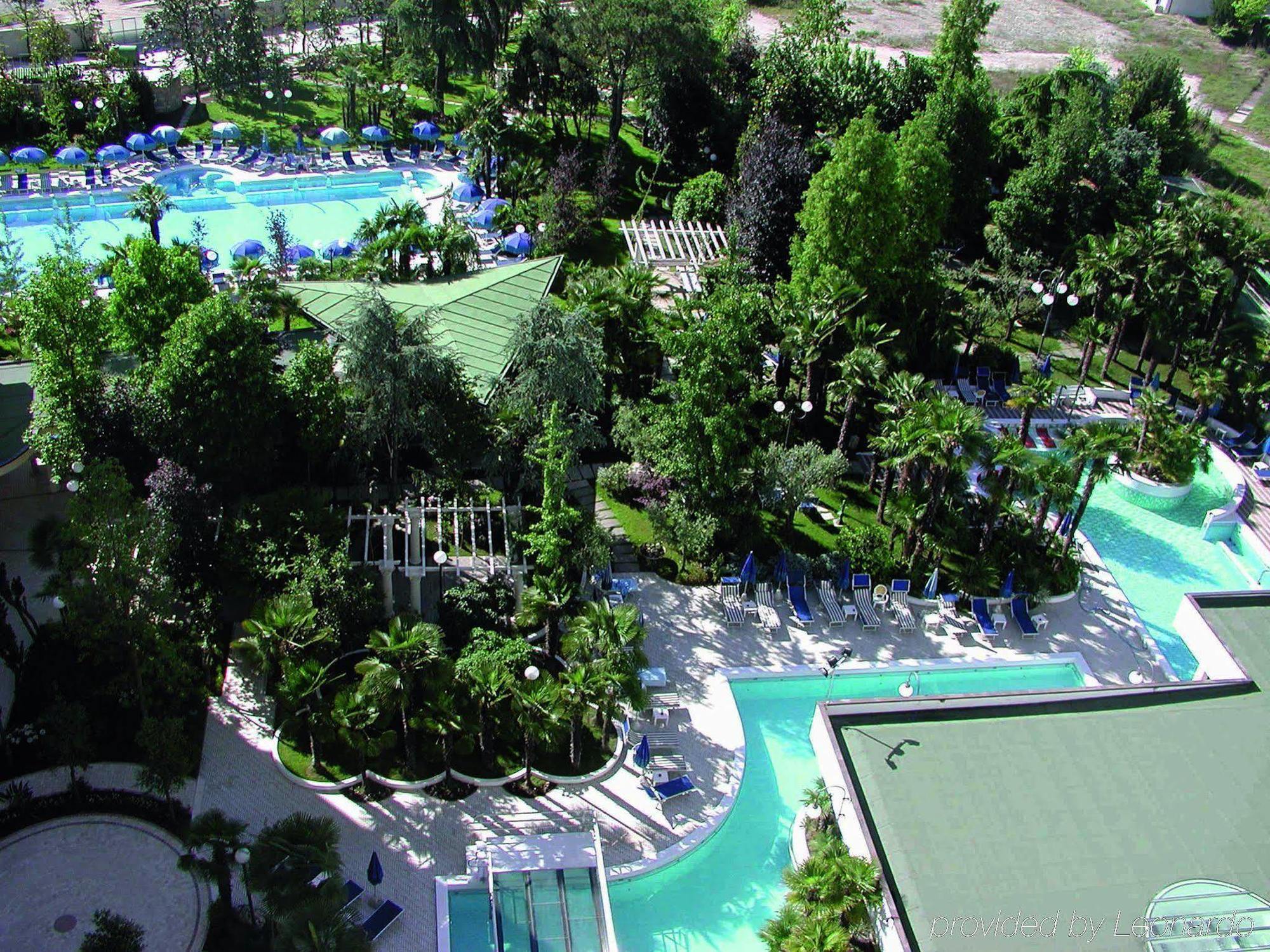 그랜드 호텔 트리에스테 앤 빅토리아 아바노테르메 시설 사진 Aerial view of the hotel