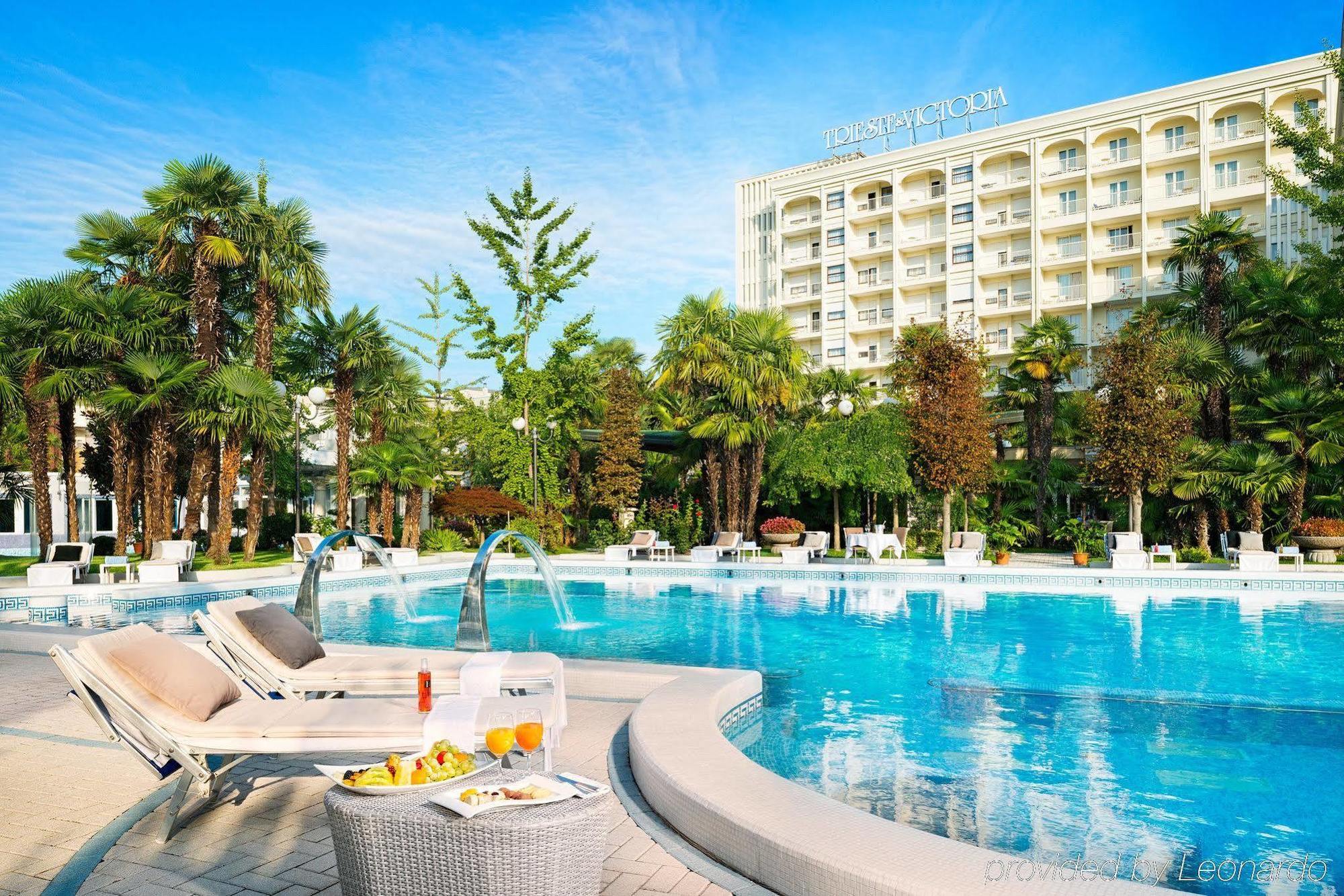 그랜드 호텔 트리에스테 앤 빅토리아 아바노테르메 외부 사진 The hotel's swimming pool