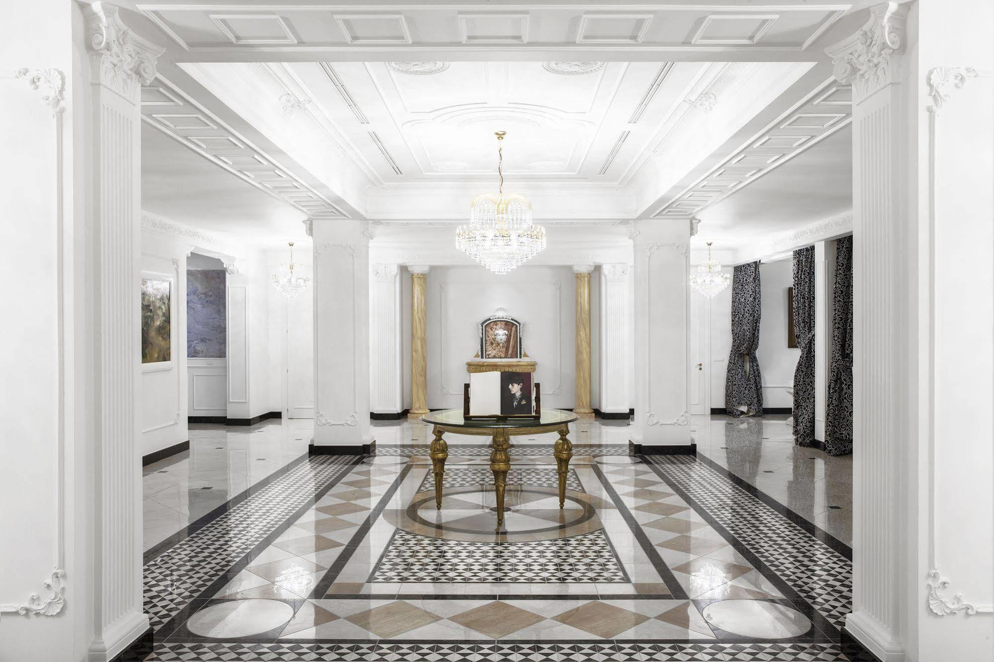 그랜드 호텔 트리에스테 앤 빅토리아 아바노테르메 외부 사진 The lobby of the hotel